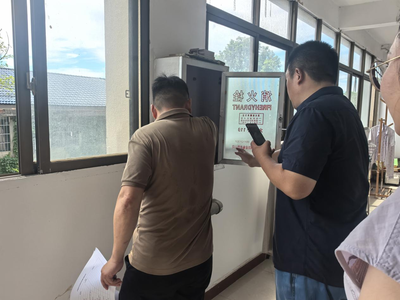 张伟一行赴梁子镇检查政府公租房工程管理服务